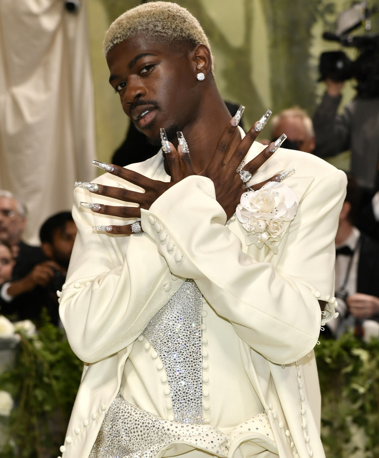 Рэпер Lil Nas X пришел в костюме, который был украшен 50 тысячами кристалов от Swarowsi