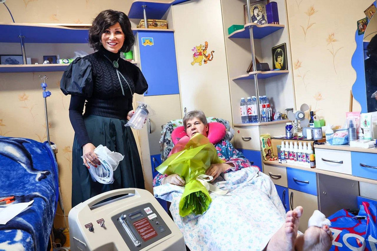 Ирина Текслер подарила пожилой леди медицинскую кровать и кислородный концентратор