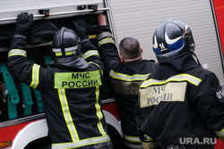 Спасатели застряли на пути к горящей высотке в Екатеринбурге. Видео