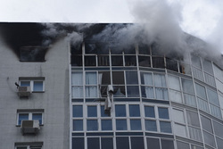Консьерж рассказала, как начался пожар в многоэтажке, с которой сорвался екатеринбуржец. Видео