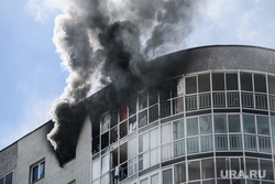 Екатеринбуржец спасся из горящей многоэтажки, спустившись по канату к соседям. Фото