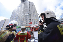 В МЧС показали, как спасали екатеринбуржцев из горящей многоэтажки