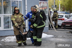 Пожар в доме № 2 на улице Союзной. Екатеринбург, носилки, труп, чп, пострадавший, пожарные