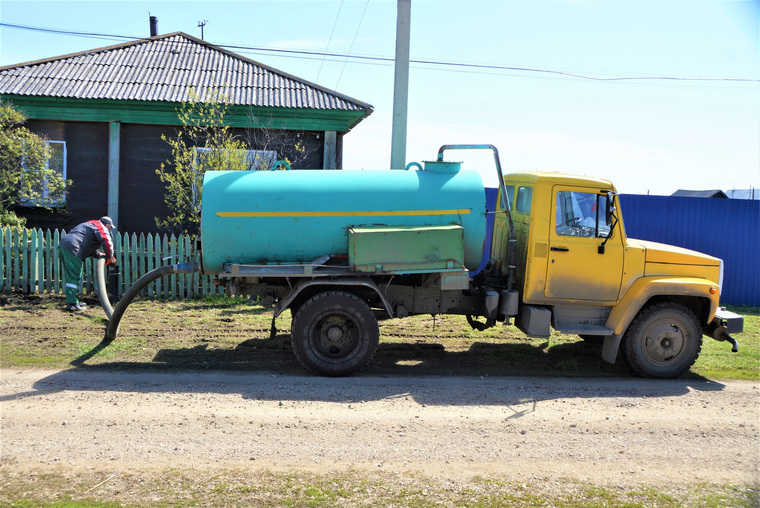 Сотрудники маслозавода КЗРМ помогают откачивать жителям Менщиково воду из домов