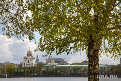 Весна в Екатеринбурге, набережная, город екатеринбург, береза, листва, храм на крови, весна, солнечная погода