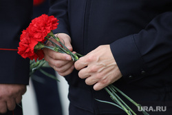 Возложение цветов к мемориалу Вечного Огня в день памяти и скорби, в день начала ВОВ. Курган, гвоздики, возлоение цветов, день памяти, цветы