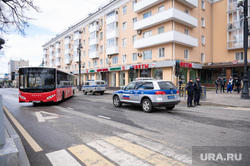 Эстафета  на призы газета Звезда. Пермь, пешеходный переход, автомобиль, перекрытие дороги, автобус, ограждение, полиция, дорога, весна