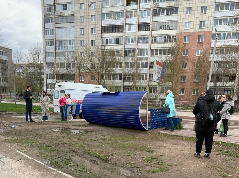 В Краснокамске ветром повалило автобусную остановку. К месту происшествия прибыла скорая