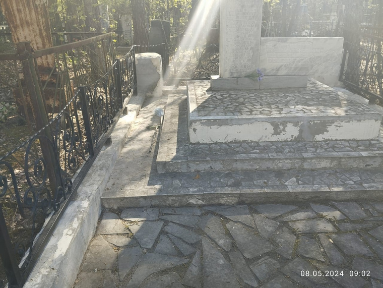 Мемориал воинам, умершим от раз в госпиталях Шадринска находится на Воскресенском кладбище