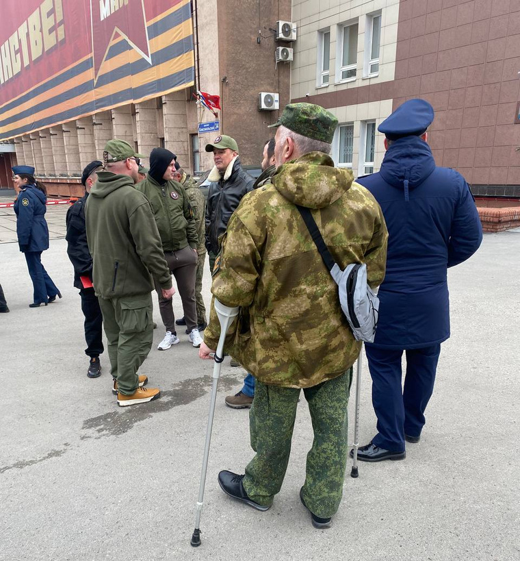 Пермяки идут к Октябрьской площади, где через несколько минут начнется парад Победы. На улицах довольно много ветеранов спецоперации, передает корреспондент URA.RU.