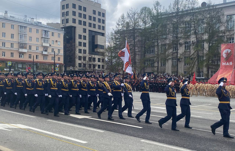 Колонна пермских летчиков на параде в Перми