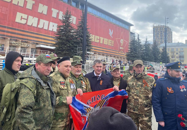 Губернатор Дмитрий Махонин после парада сделал памятное фото с участниками специальной военной операции