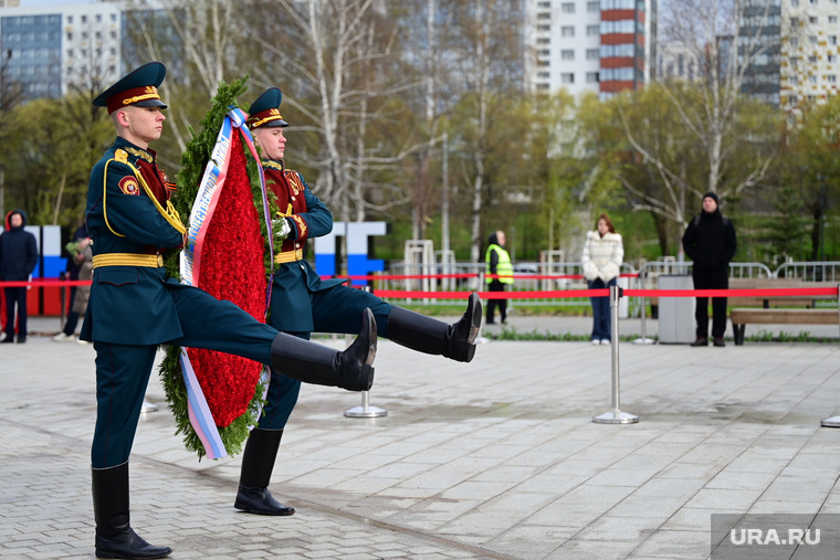 Церемония возложения цветов к монументу «Героям фронта и тыла» в центральном квартале городской эспланады. Пермь