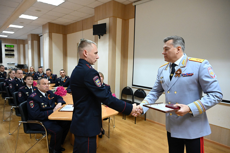 Генерал Скоков наградил сотрудников полиции, вернувшихся из командировки в зону проведения спецоперации