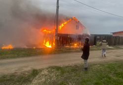 Огонь перекинулся на забор соседнего дома