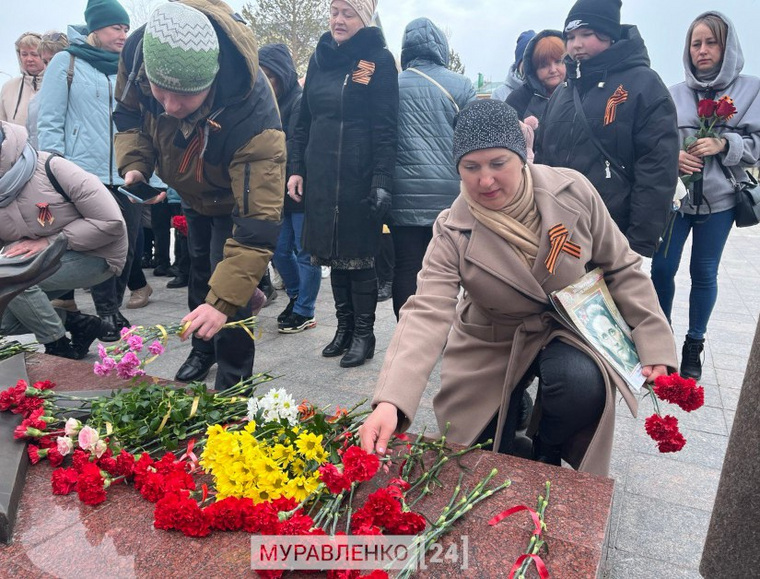 Муравленковцы возлагают цветы к монументу Воину-Освободителю