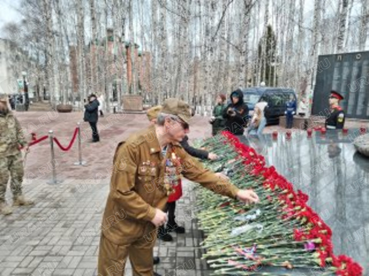 Ветераны Афганистана у мемориала Славы в Ханты-Мансийске