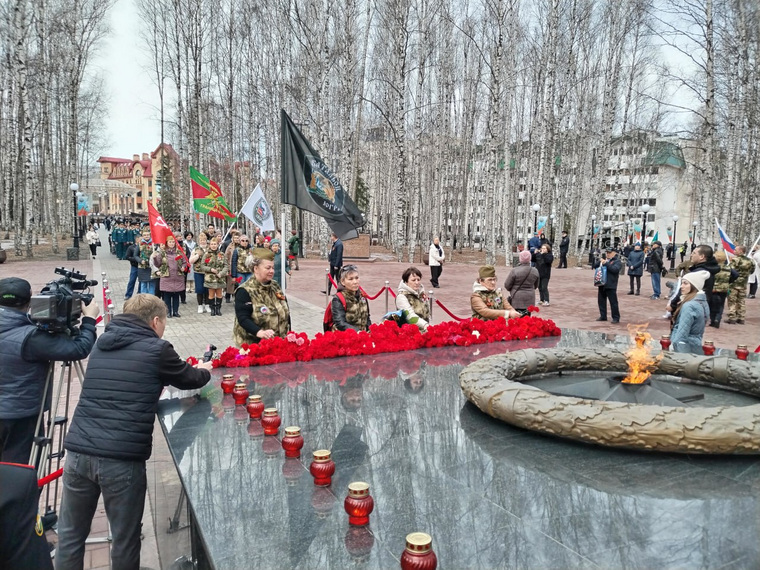 Жены бойцов батальона «Югра» у мемориала Славы в Ханты-Мансийске