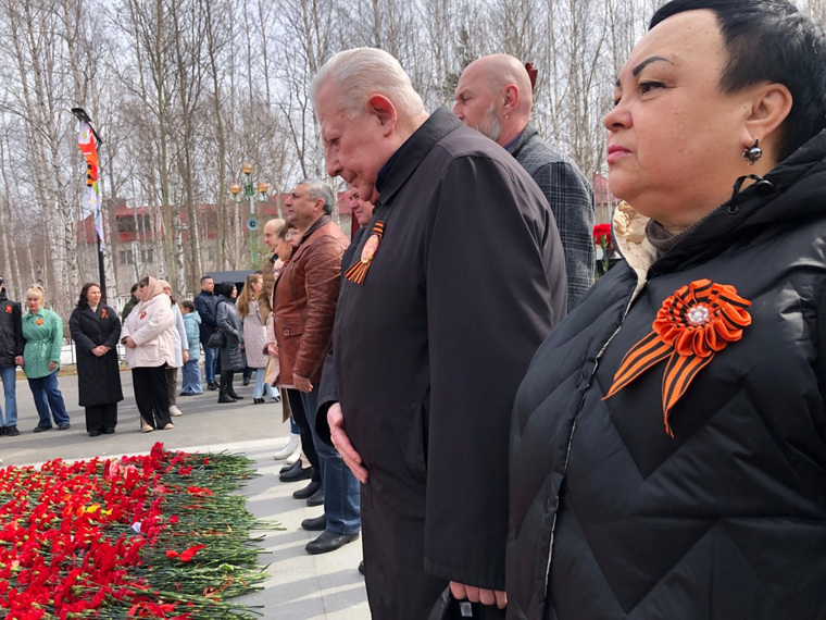 Возложение цветов у мемориала в Нижневартовске