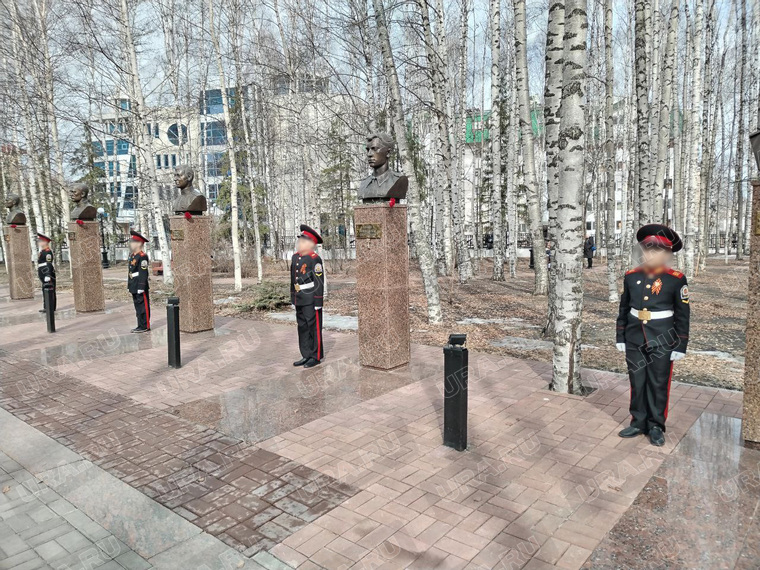 Кадеты несут почетный караул в день Победы в Ханты-Мансийске