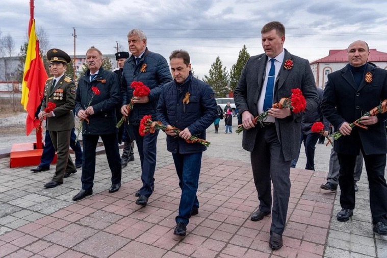 Мэр Нягани Иван Ямашев возложил цветы к мемориалу в День Победы