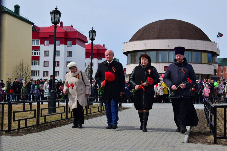 Глава Нижневартовского района Борис Саломатин принял участие в церемонии возложения цветов