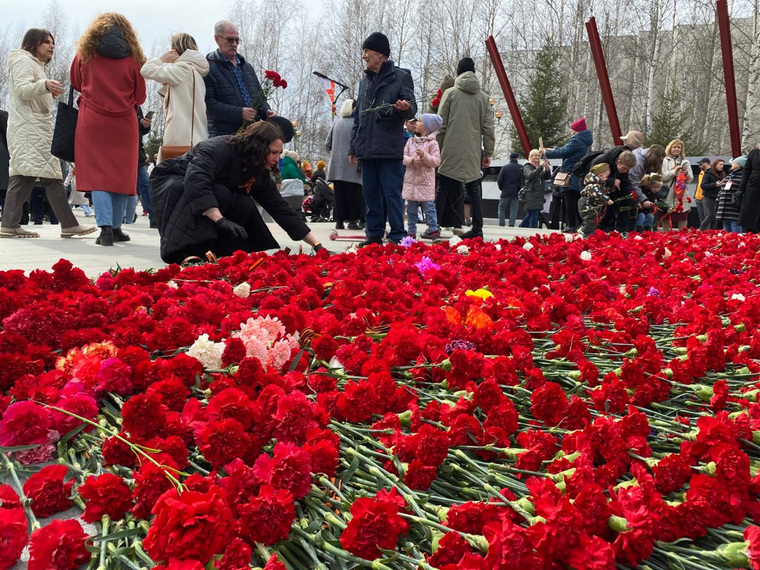Жители Нижневартовска возлагают цветы к мемориалу