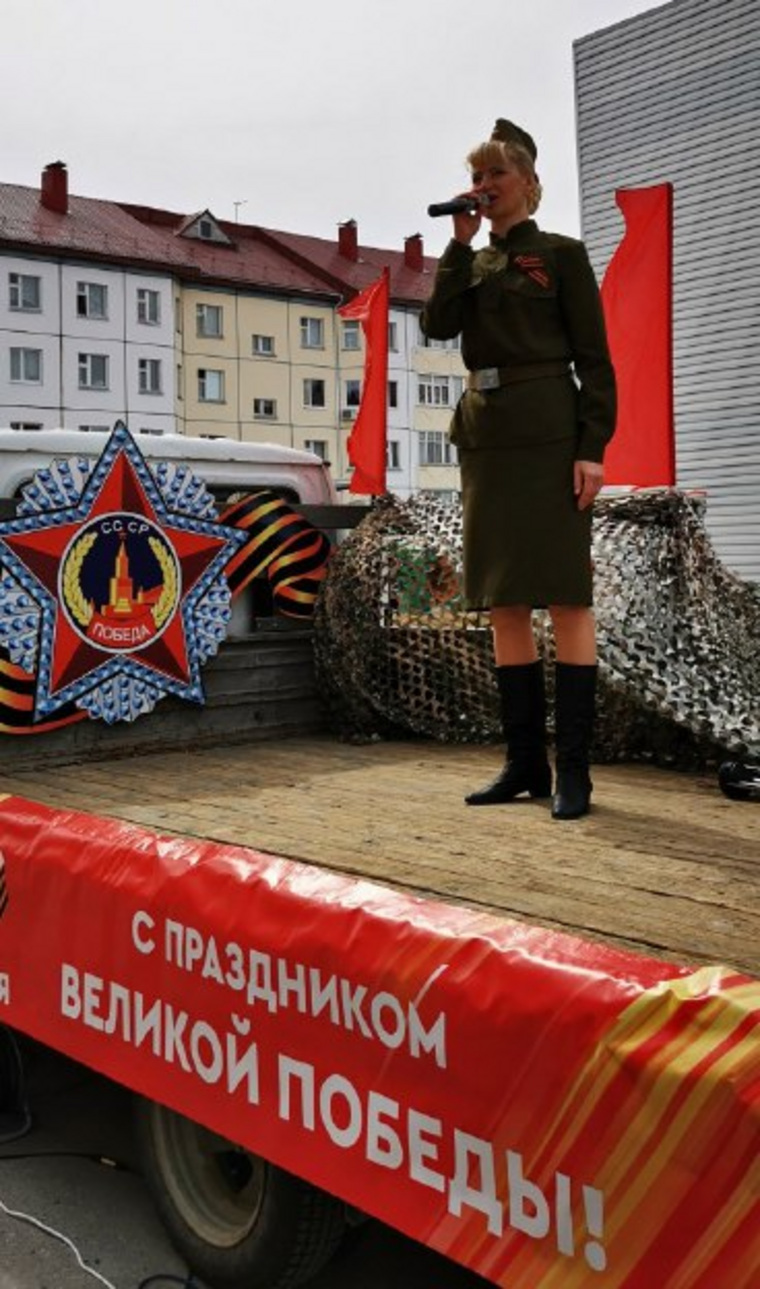 Фронтовые бригады исполняют песни во дворах и на улицах Нижневартовска