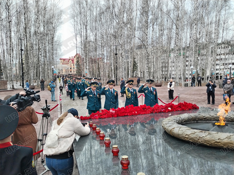 Военные возложили цветы в Ханты-Мансийске