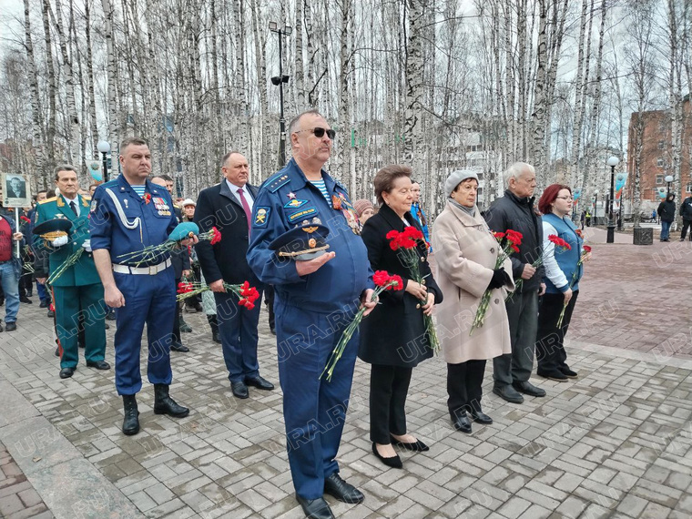 Губернатор Наталья Комарова возлагает цветы к мемориалу в Ханты-Мансийске