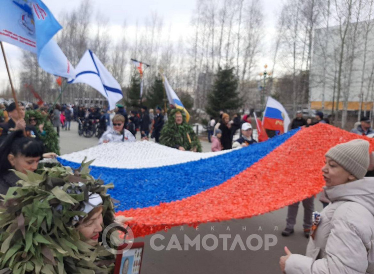 Мастерицы Нижневартовска сделали огромный флаг России из маскировочных сетей