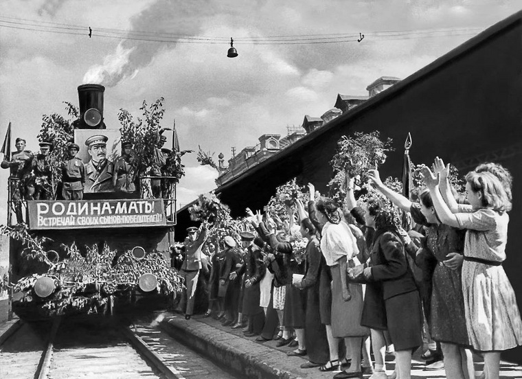 Встреча победителей на Белорусском вокзале в 1945 году