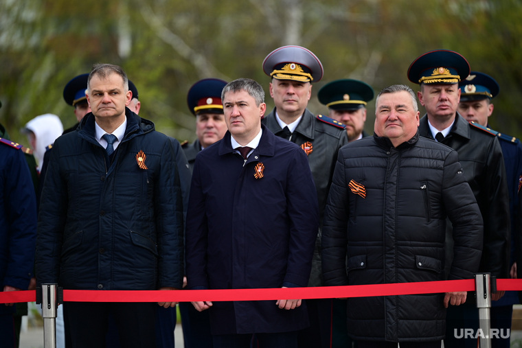 Церемония возложения цветов к монументу «Героям фронта и тыла» в центральном квартале городской эспланады. Пермь