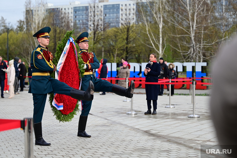Церемония возложения цветов к монументу «Героям фронта и тыла» в центральном квартале городской эспланады. Пермь