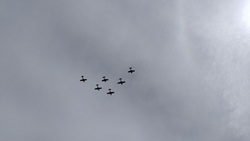 Ретросамолеты с портретами «Бессмертного полка» пролетели в небе над Сургутом. Видео