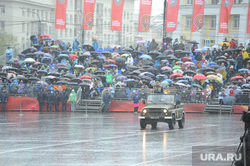 В Челябинске под проливным дождем прошел парад Победы. Фото, видео