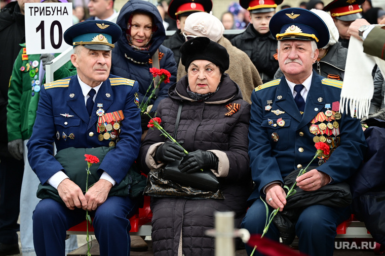 Торжественное прохождение войск Пермского гарнизона и военной техники на Октябрьской площади. Пермь