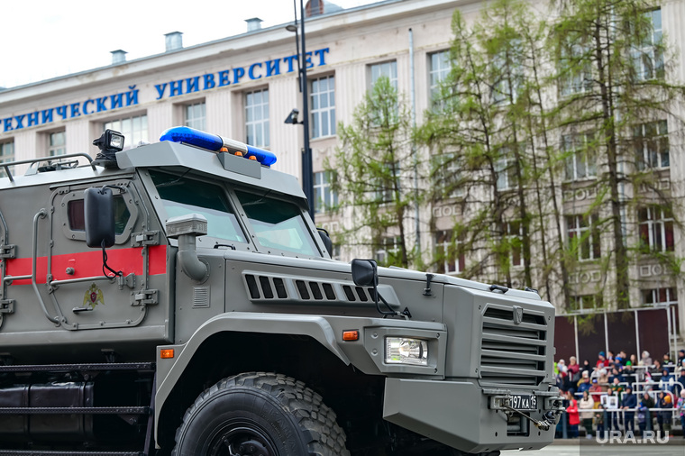 Торжественное прохождение войск Пермского гарнизона и военной техники на Октябрьской площади. Пермь