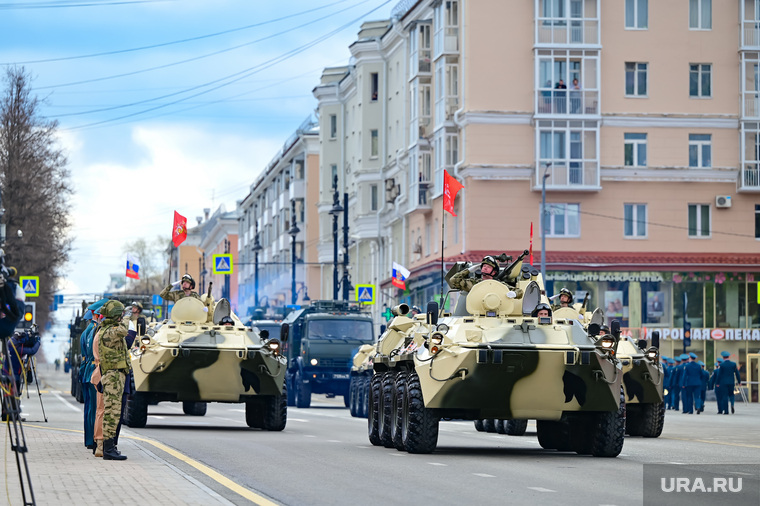 Торжественное прохождение войск Пермского гарнизона и военной техники на Октябрьской площади. Пермь