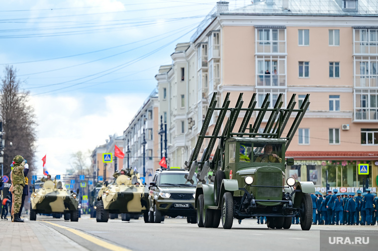 Торжественное прохождение войск Пермского гарнизона и военной техники на Октябрьской площади. Пермь