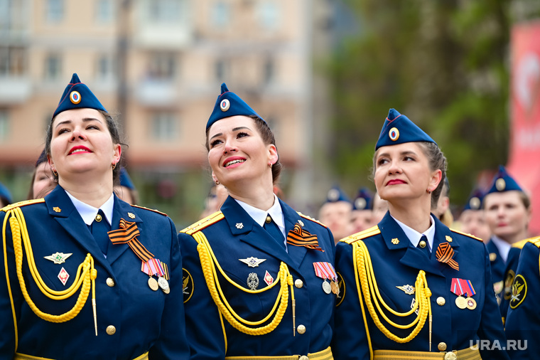 Торжественное прохождение войск Пермского гарнизона и военной техники на Октябрьской площади. Пермь