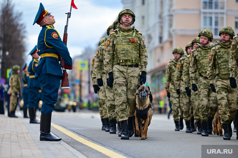 Торжественное прохождение войск Пермского гарнизона и военной техники на Октябрьской площади. Пермь