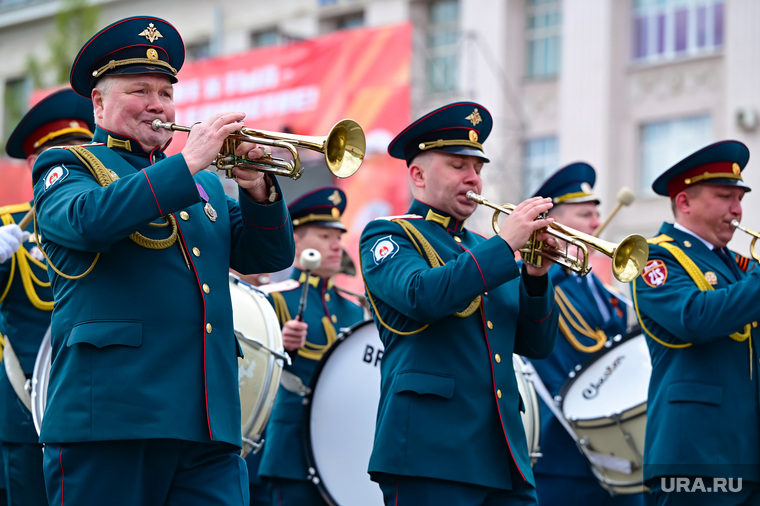 Торжественное прохождение войск Пермского гарнизона и военной техники на Октябрьской площади. Пермь