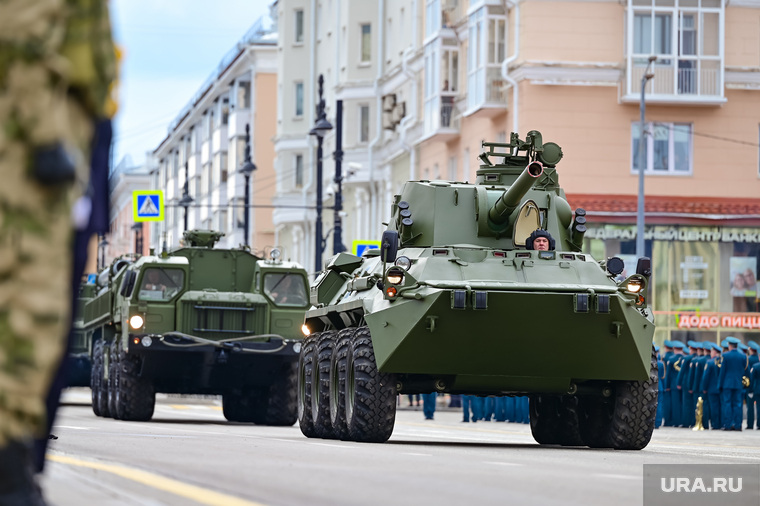 Торжественное прохождение войск Пермского гарнизона и военной техники на Октябрьской площади. Пермь