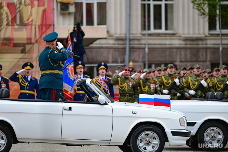 Торжественное прохождение войск Пермского гарнизона и военной техники на Октябрьской площади. Пермь