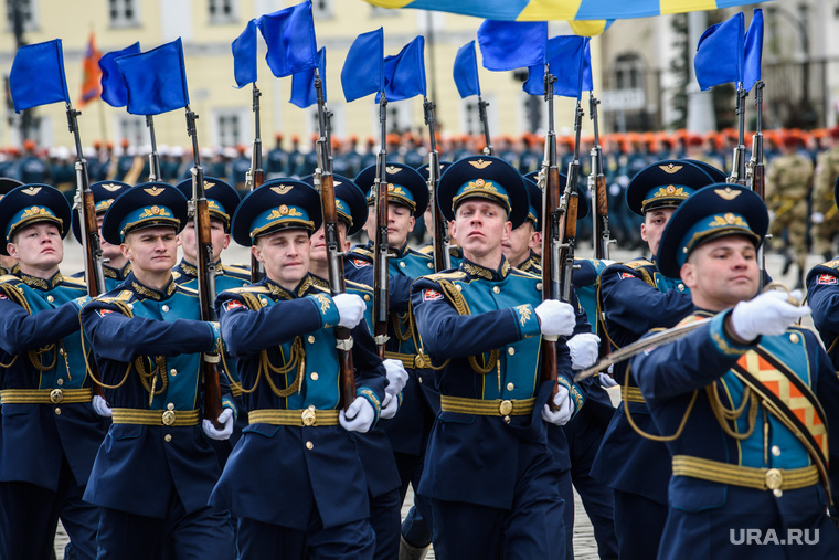Военный парад в честь Дня Победы на площади 1905 года. Екатеринбург 