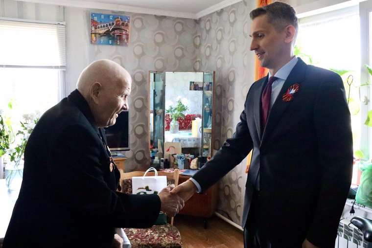 Первый замгубернатора Андрей Алексеев посетил 97-летнего ветерана Великой Отечественной войны Павла Тепикина