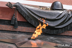 Вечный огонь в Александровском саду Кремля. Москва , могила неизвестного солдата, вечный огонь