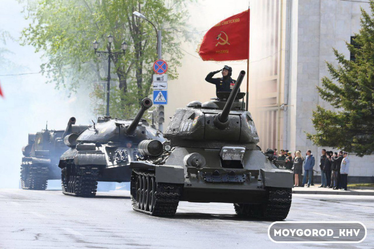 В колонне военной и специальной техники — 90 образцов современного вооружения и времен Великой Отечественной войны. Легендарные танки Т-34, ИС-3.