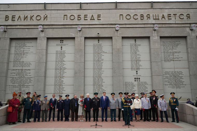 У мемориала «Вечный Огонь» состоялось возложение цветов в память о погибших в Великой Отечественной войне.